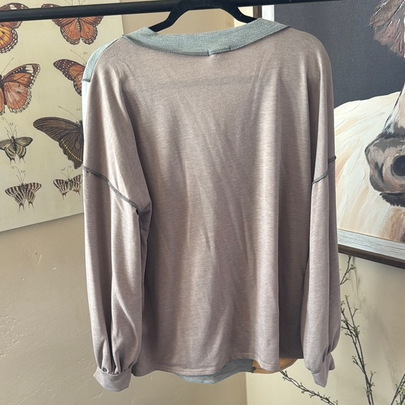 Colorblock V-Neck Long Sleeve Top - Picture 4 of 4